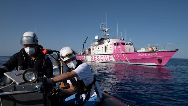 El barco de rescate «Louise Michel» pide socorro por sobrepeso con 219 migrantes a bordo