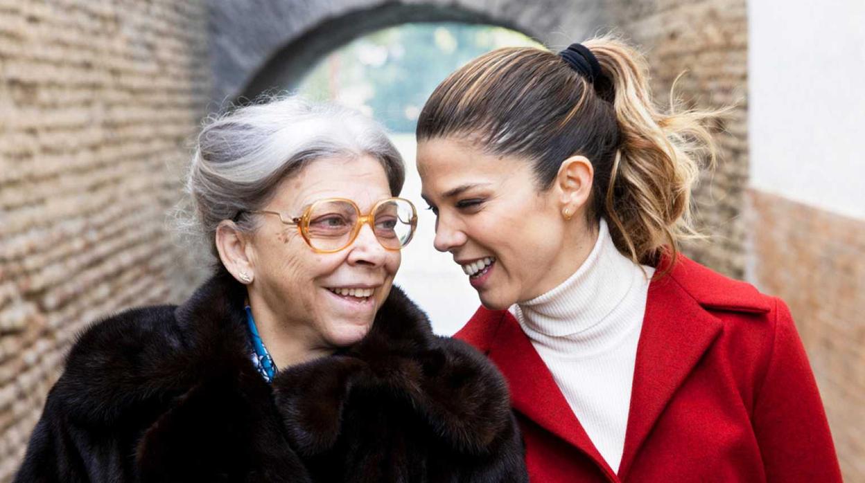 Kiti Mánver y Juana Acosta en una escena de «El Inconveniente» rodada en el Callejón de la Inquisición de Triana