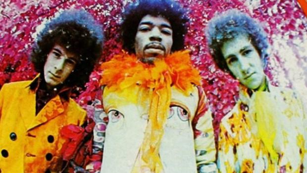 Subastan la «boa mágica» de Jimi Hendrix que llevó en el legendario concierto de Monterey