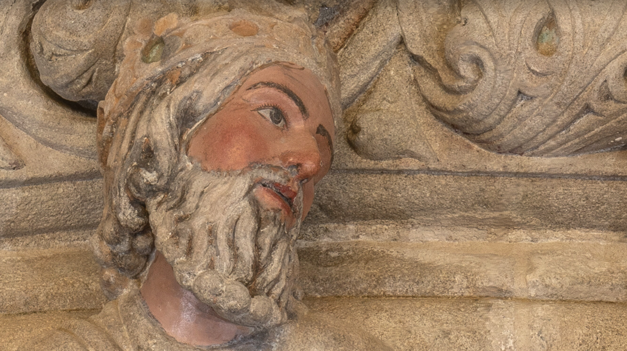 Detalle del rostro de uno de los músicos del tímpano del Pórtico de la Gloria