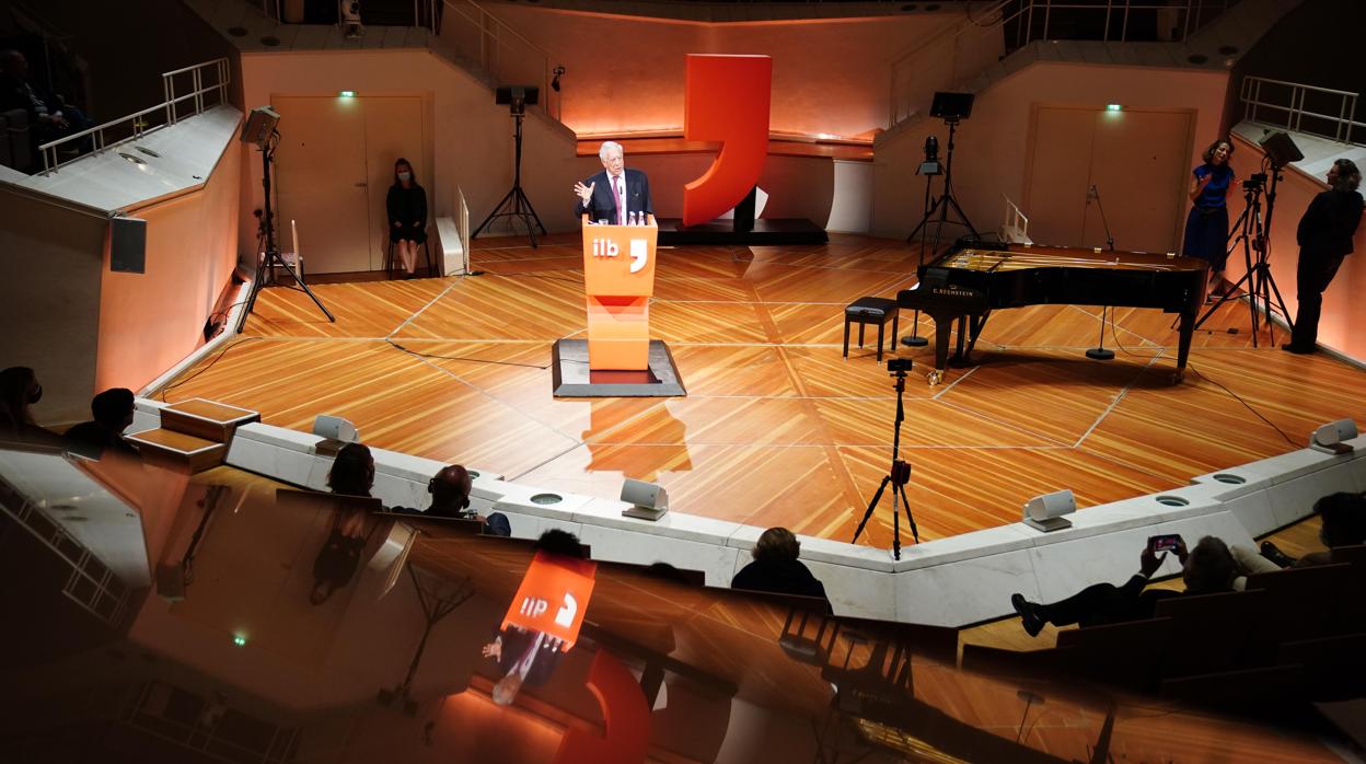 Vargas Llosa en el escenario de la Filharmonie de Berlín