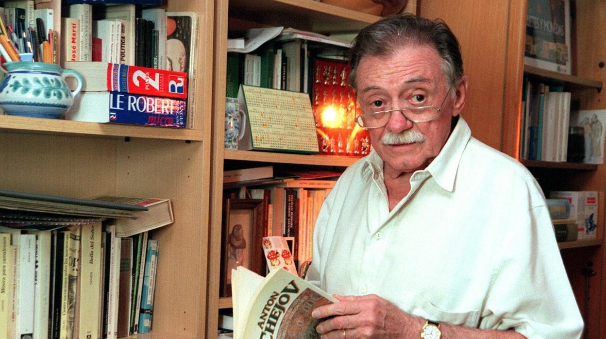 Mario Benedetti, en la librería de su casa madrileña