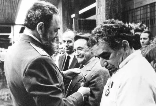 Mario Benedetti y Gabriel García Márquez, condecorados por Fidel Castro