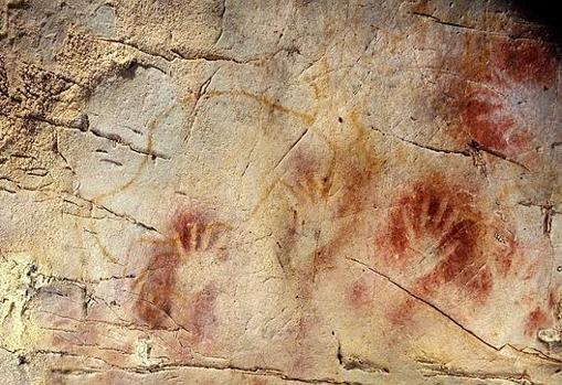 Improntas de manos en la cueva del Castillo