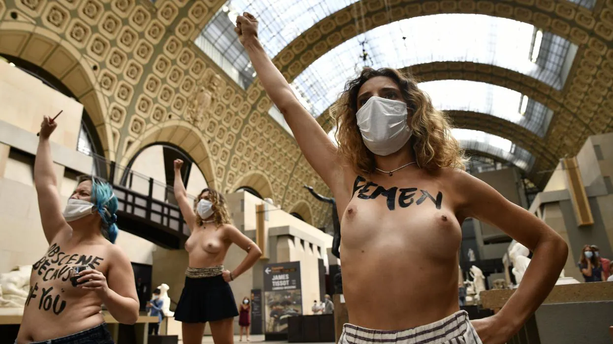 Activistas de Femen levantan la mano mientras se manifiestan en el Museo Orsay en París