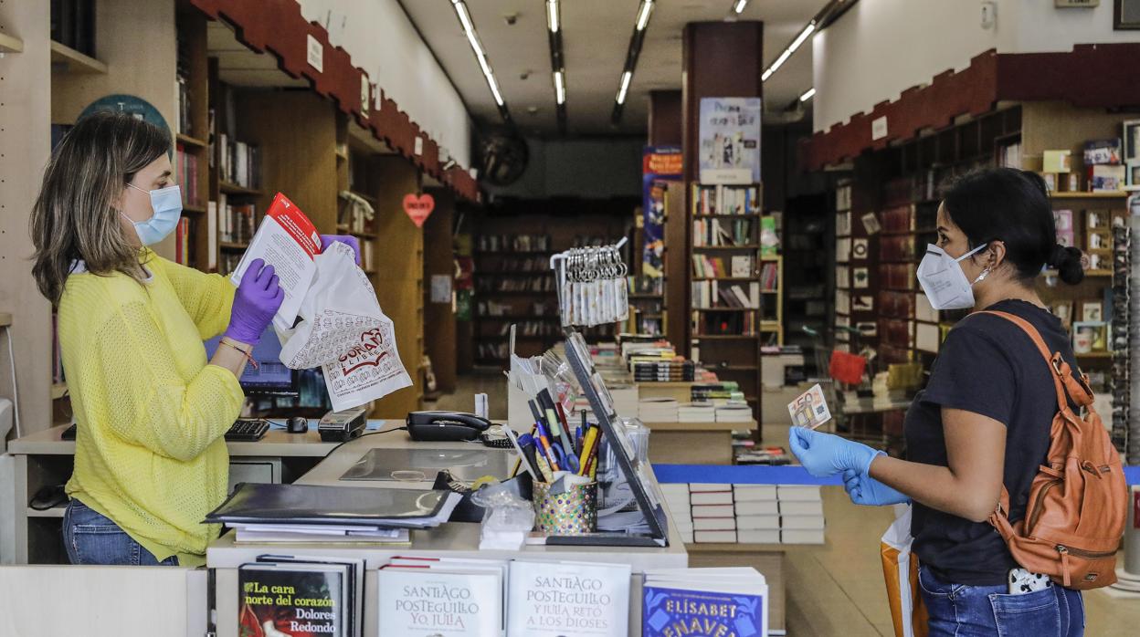 Una librería de Valencia, durante el estado de alarma decretado por el Gobierno por la pandemia