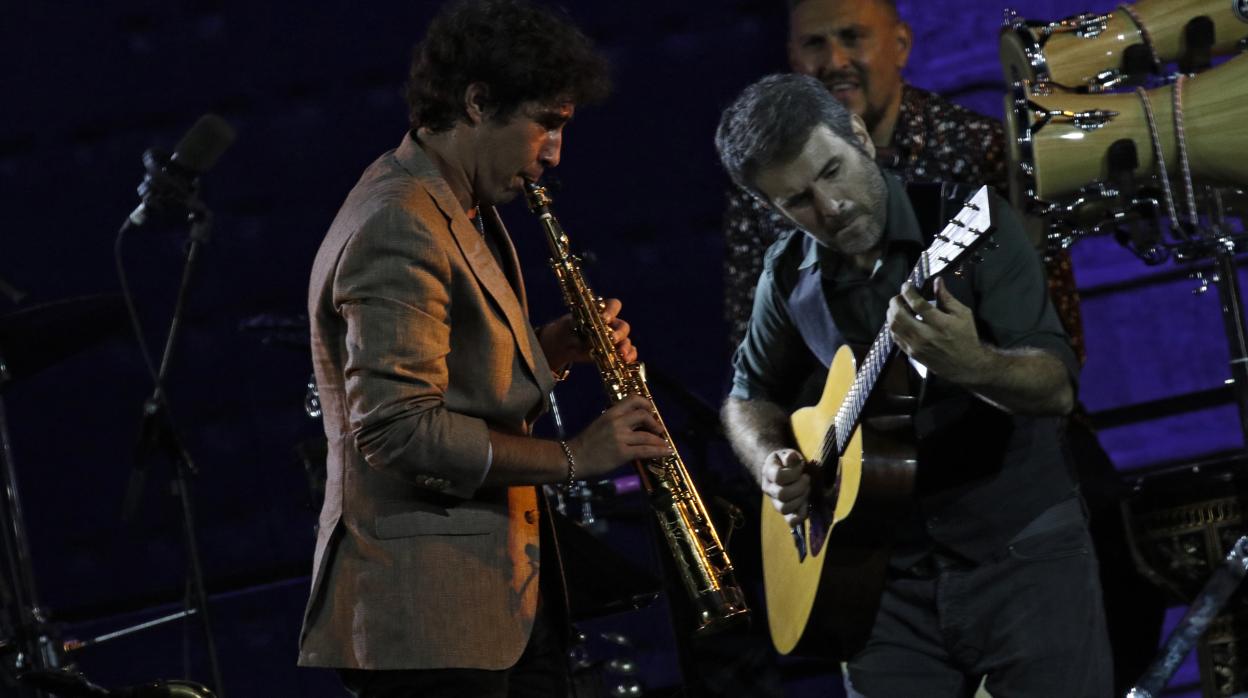 El músico Diego Villegas, durante su actuación en la Bienal