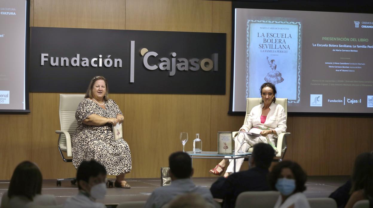 Marta Carrasco junto a Ana María Bueno, este martes durante la presentación del libro sobre los Pericet