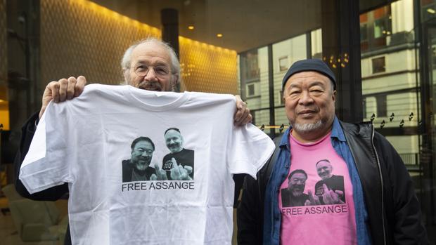 Ai Weiwei protagoniza una protesta silenciosa durante una vista judicial del caso Assange en Londres