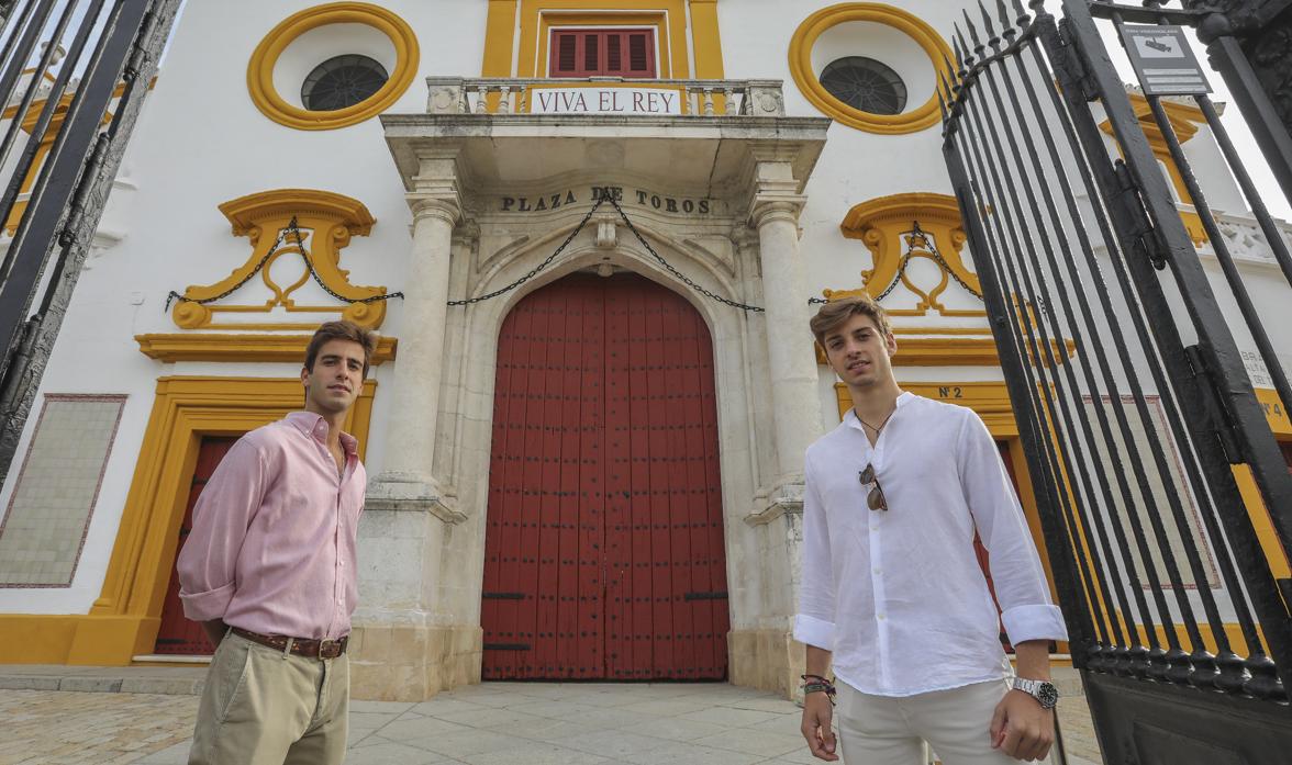 Emilio Silvera y Jaime González-Écija posan en la Puerta del Príncipe de la Real Maestranza