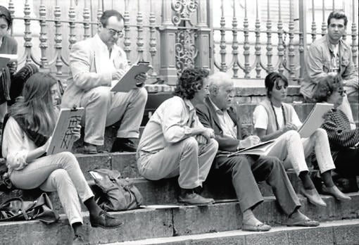 El profesor Pérez Aguilera dibujando con sus alumnos en la plaza del Salvador