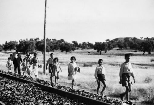Niños caminando por las vías del tren para huir de los bombardeos franquistas, Cerro Muriano, frente de Córdoba, septiembre de 1936