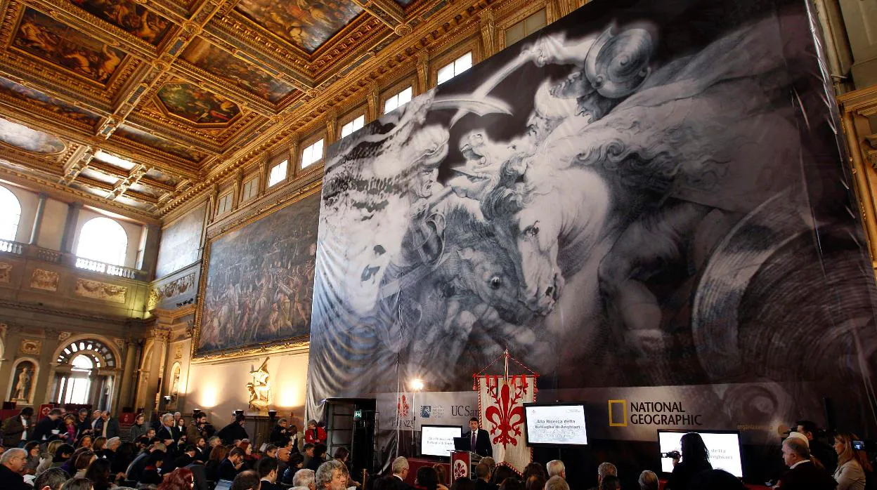 Imagen de la rueda de prensa ofrecida en Florencia en marzo de 2012 para contar el proyecto que trataba de descubrir la mano de Leonardo tras «La batalla de Anghiari»