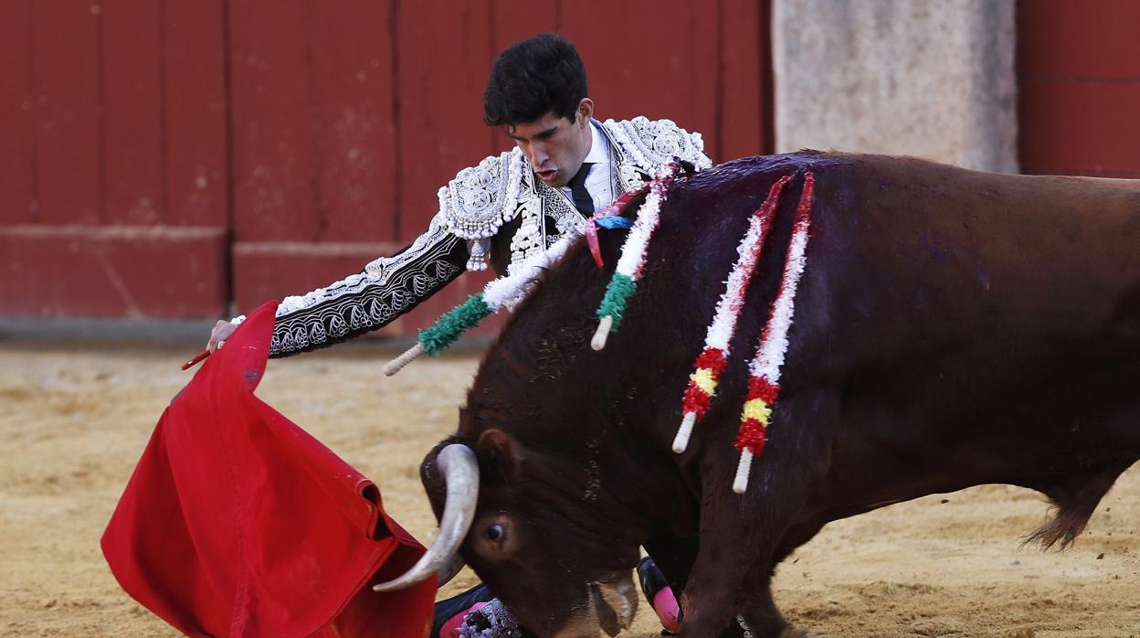 López Simón corta tres orejas en Antequera