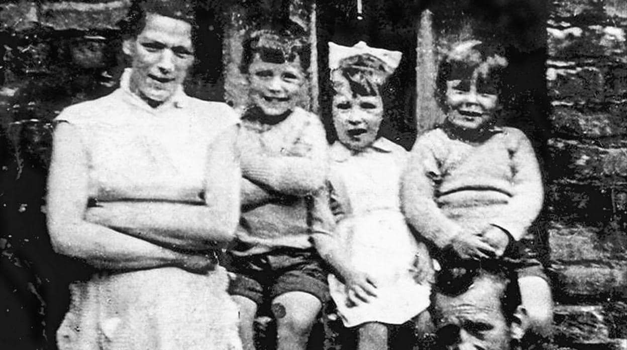 Jean Mc Conville (con tres de sus hijos y su marido) fue asesinada en Belfast en 1972