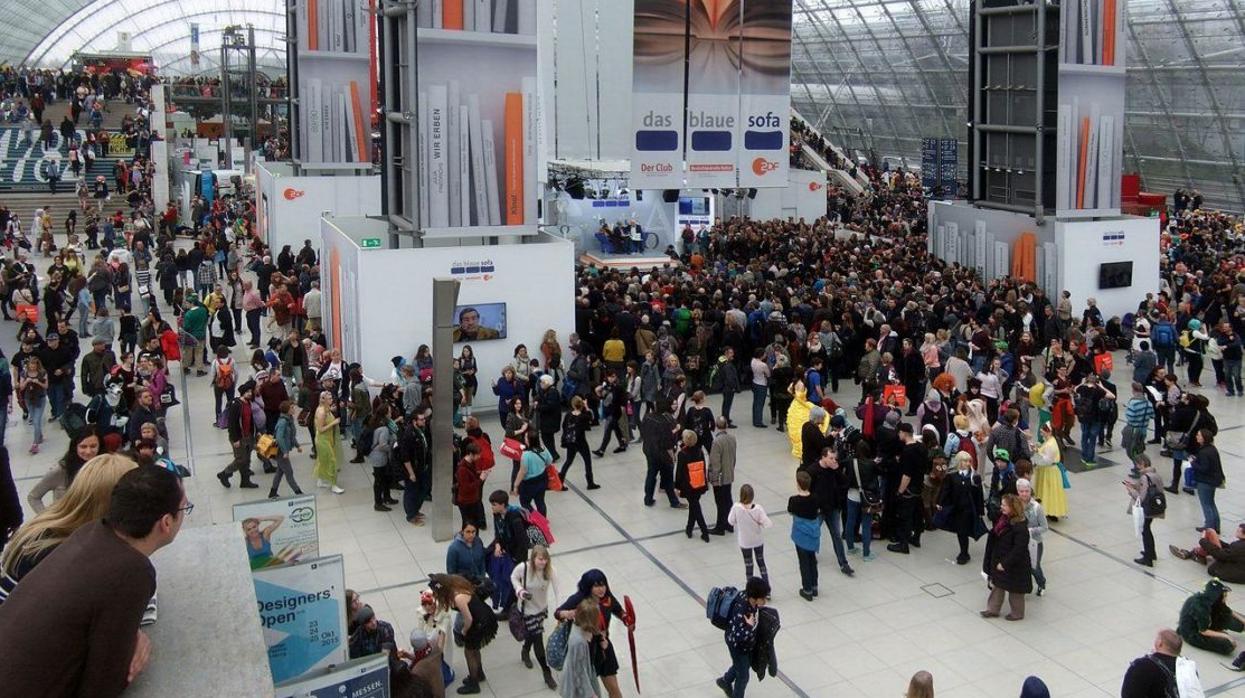 Esta imagen de pabellones abarrotados y largas colas no se repetirá este año en la Feria del Libro de Fráncfort: todo será virtual por la pandemia