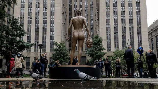 La «Medusa» del #MeToo se instala frente al tribunal de Nueva York donde fue juzgado Weinstein