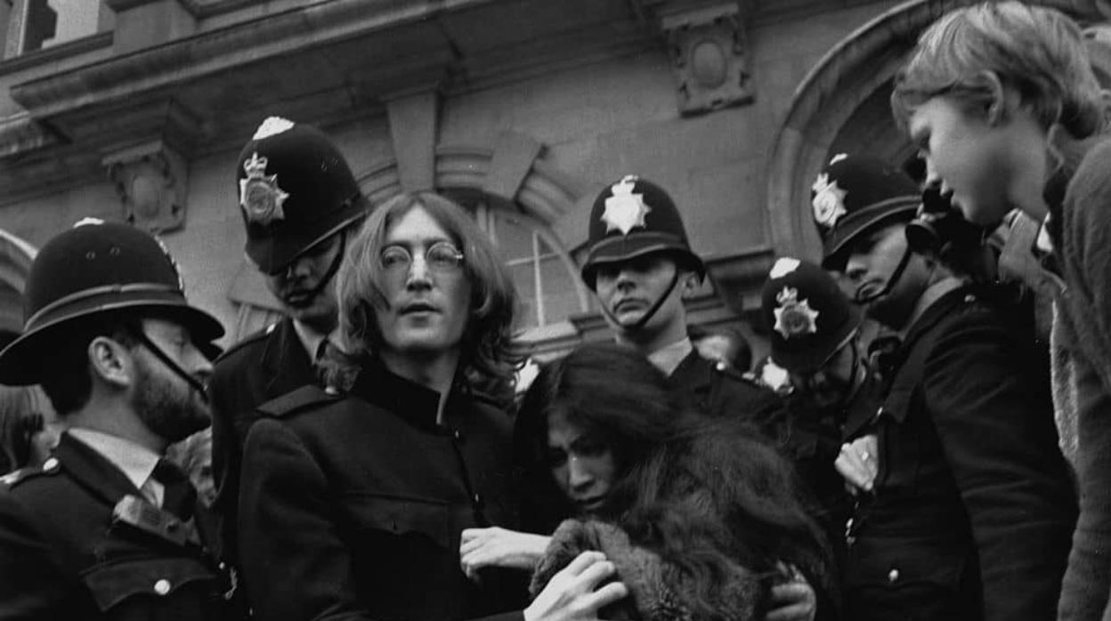 John Lennon y Yoko Ono, acosados por la prensa tras declarar en el jugazdo