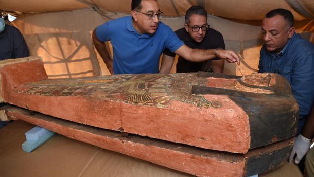 Descubren en Egipto nuevos pozos funerarios con más de 80 sarcófagos intactos de hace 2.500 años