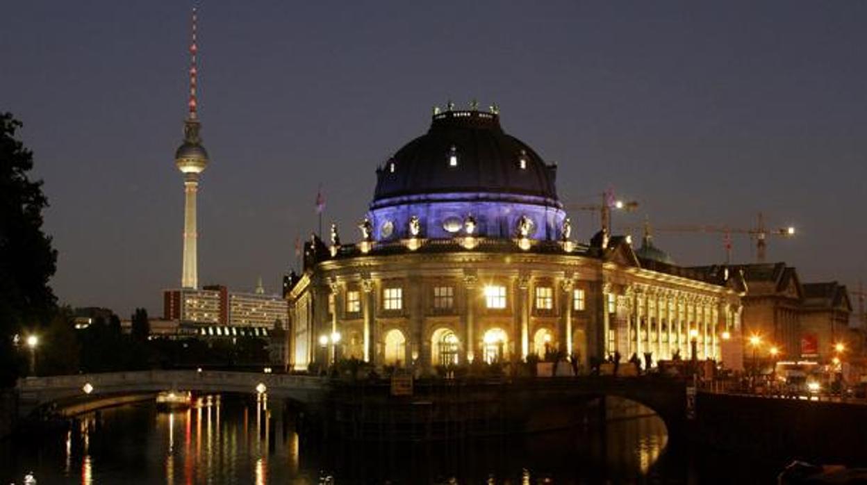 Imagen nocturna del Bode Museum, en la Isla de los Museos de Berlín