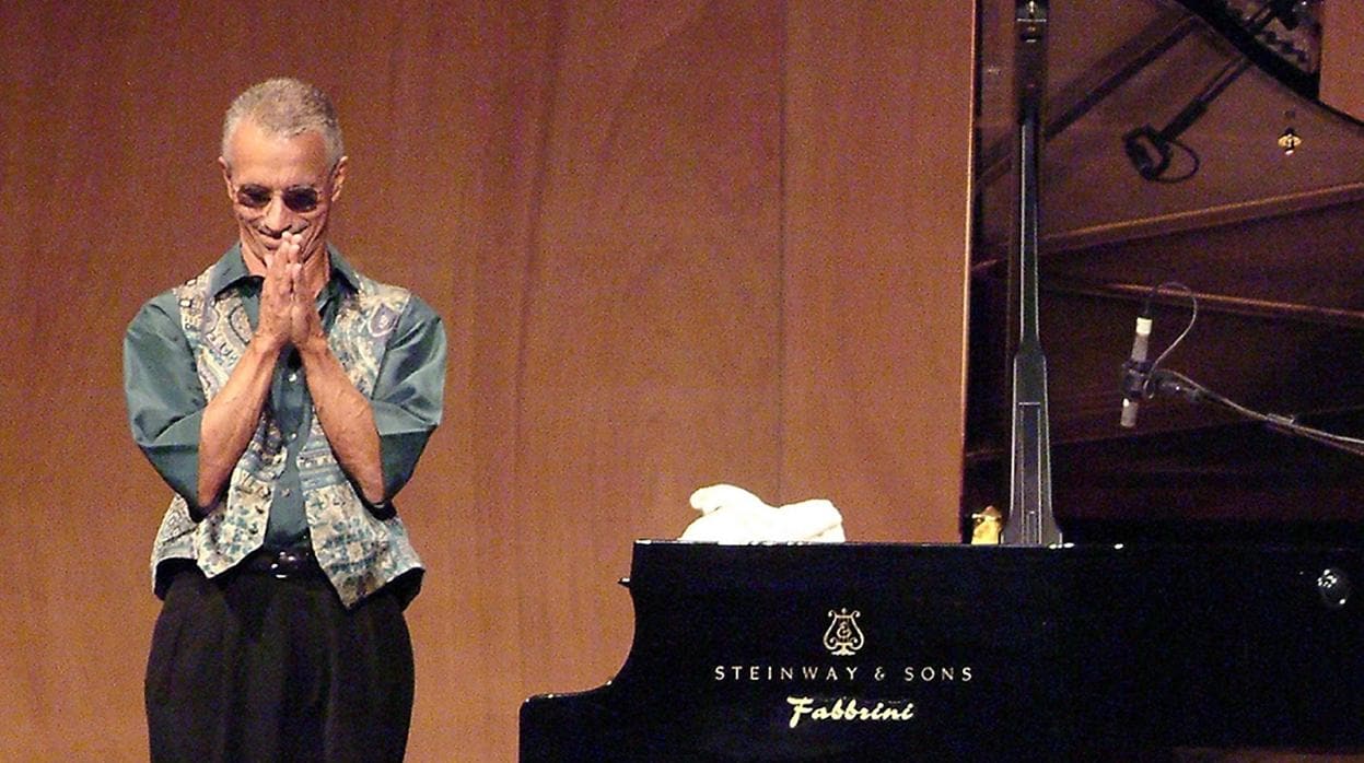 Keith Jarrett saluda al público al final de un concierto ofrecido en Venecia en 2006