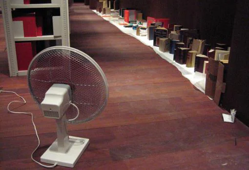 Un ventilador, secando los libros dañados por unas humedades en el Reina Sofía