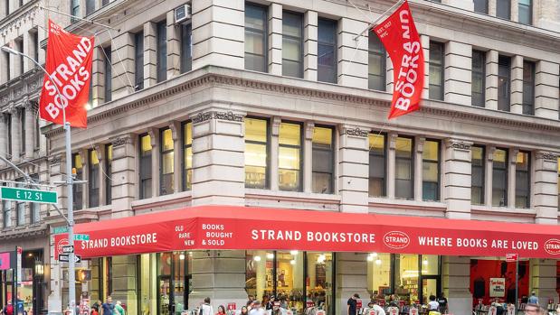 Una librería lanza una campaña en redes sociales para evitar el cierre y se forman grandes colas de apoyo