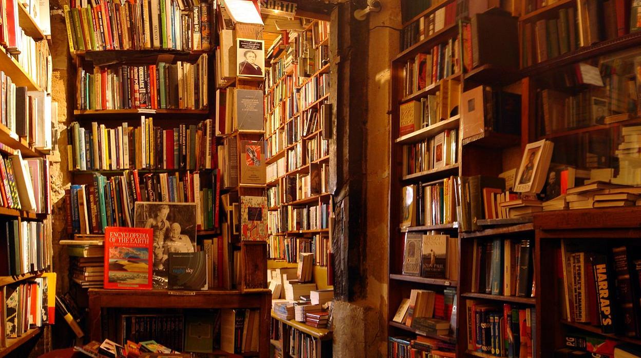 Interior de Shakespeare and Company, en París