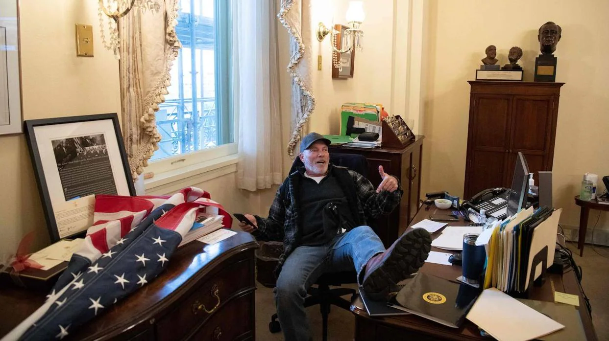 Un seguidor de Trump, fotografiado en el despacho del portavoz de Nancy Pelosi durante el asedio al Capitolio en Washington