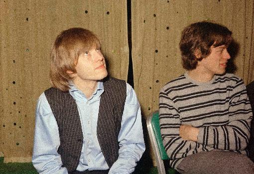 Brian Jones, fotografiado en 1965 junto a Mick Jagger