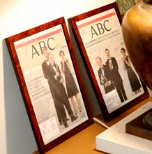 Las portadas de ABC con el premio Cavia, en su despacho