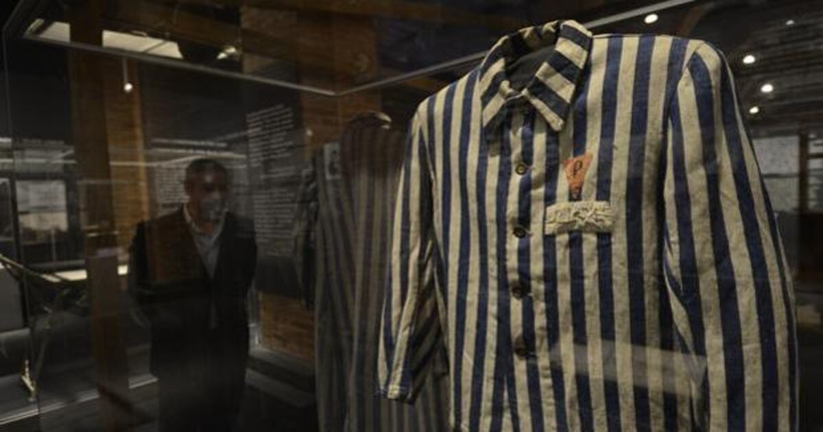 Un traje de un prisionero del campo de concentración, expuesto en «Auschwitz, no hace mucho. No muy lejos»