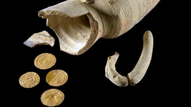 Encuentran cuatro monedas de oro puro de hace más de mil años en una pequeña jarra en Jerusalén