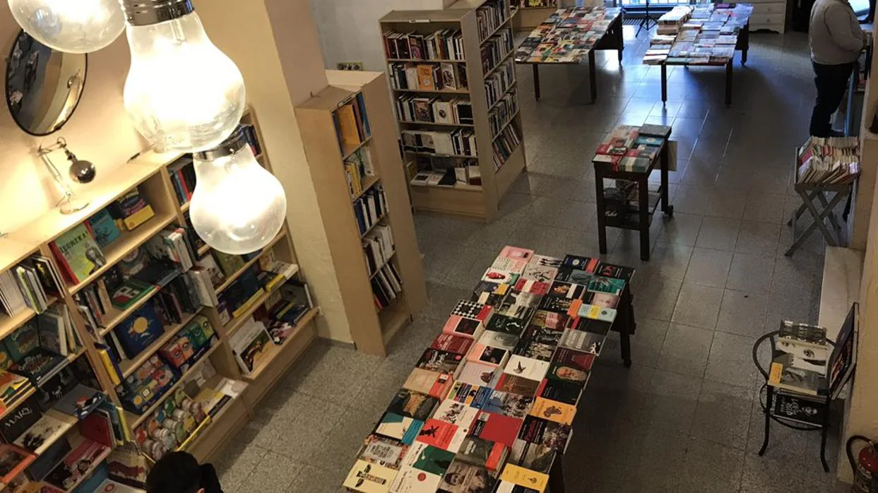 La librería Cervantes y Compañía, en el madrileño barrio de Malasaña, será la primera parada del viaje virtual
