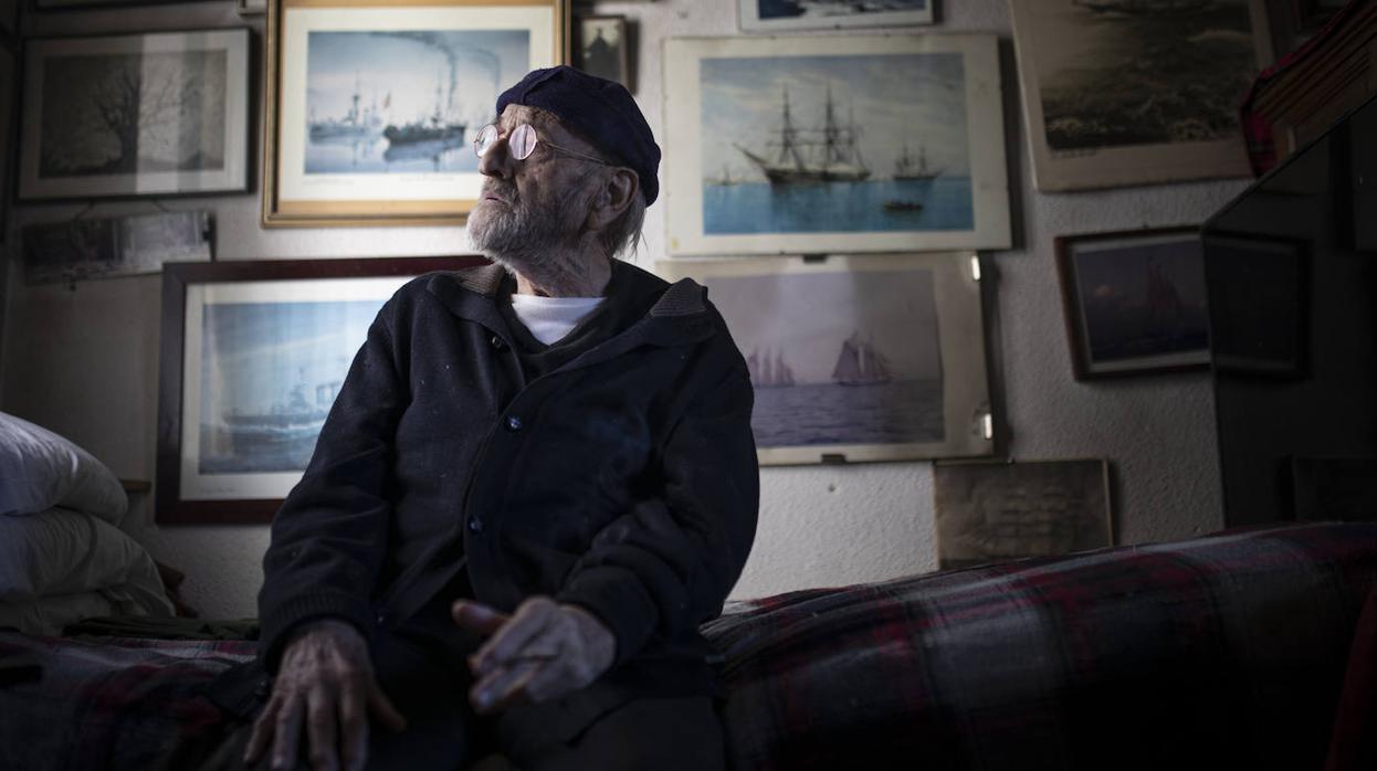 Álvaro Pombo, en el dormitorio de su residencia madrileña