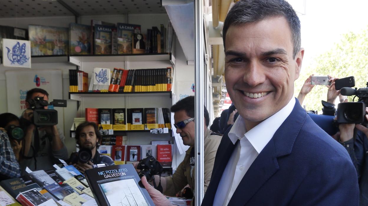 El actual presidente del Gobierno en una visita a la Feria del Libro