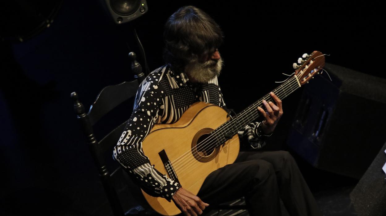 El guitarrista Emilio Caracafé durante el concierto