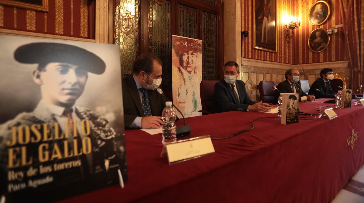 El autor del libro, Paco Aguado, junto con el alcalde de Sevilla, el hermano mayor de La Macarena y el matador Pablo Aguado