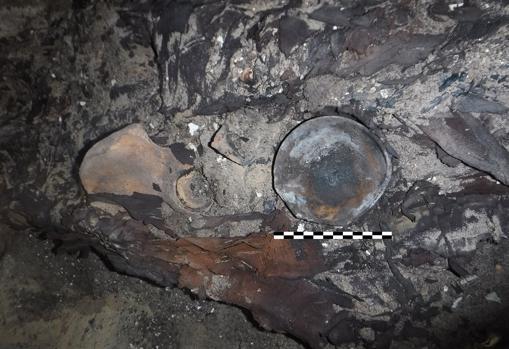 Imagen de los restos óseos y del cuenco de Sattjeni