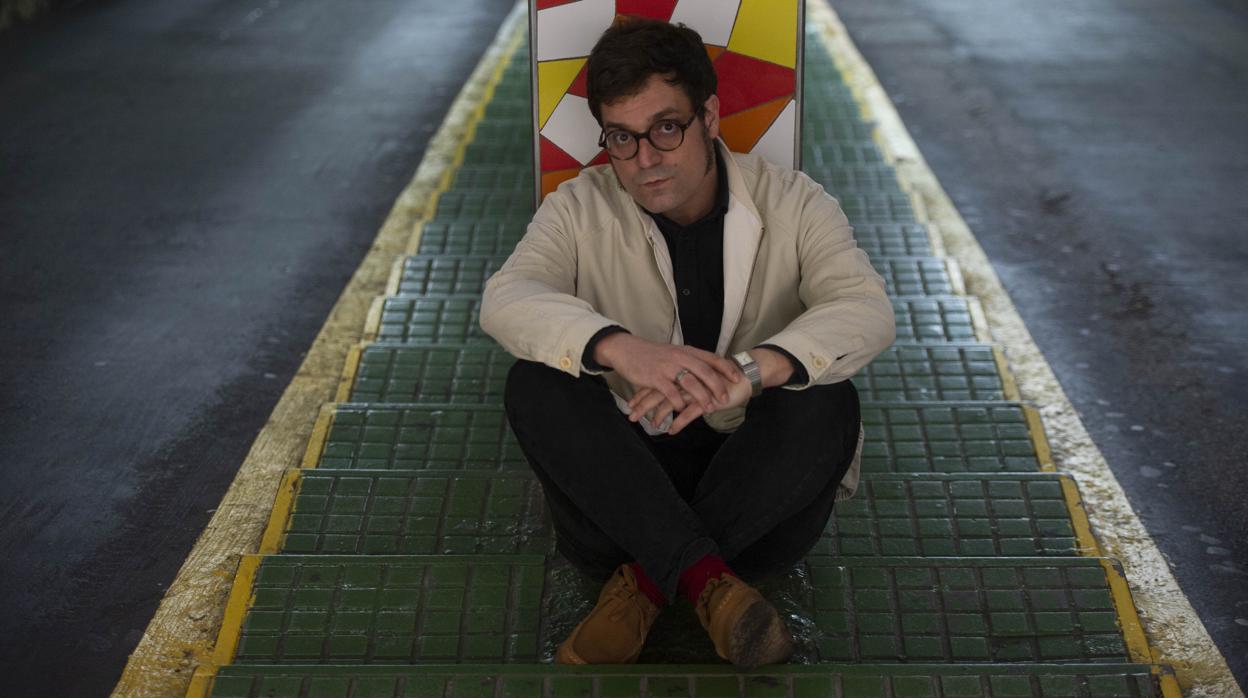 Miqui Otero en las calles de Barcelona, ciudad que tan bien retrata en sus novelas