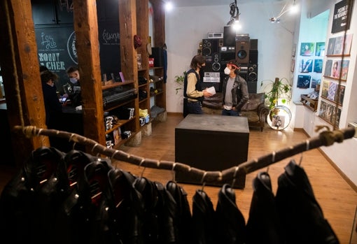 En Cuervo Store también se vende ropa rockera