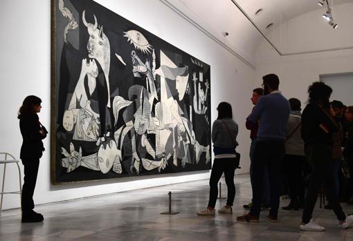 El «Guernica» rodeado de visitantes antes de la pandemia