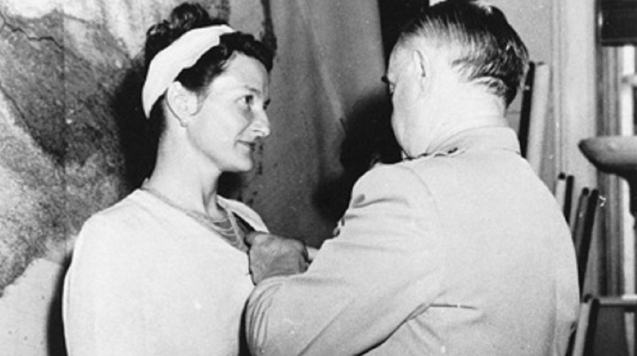 Virginia Hall recibe una distinción por sus méritos de manos del general Donovan en 1945