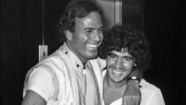 La emotiva despedida de Julio Iglesias a Maradona: «Te amaba mucho Diego»