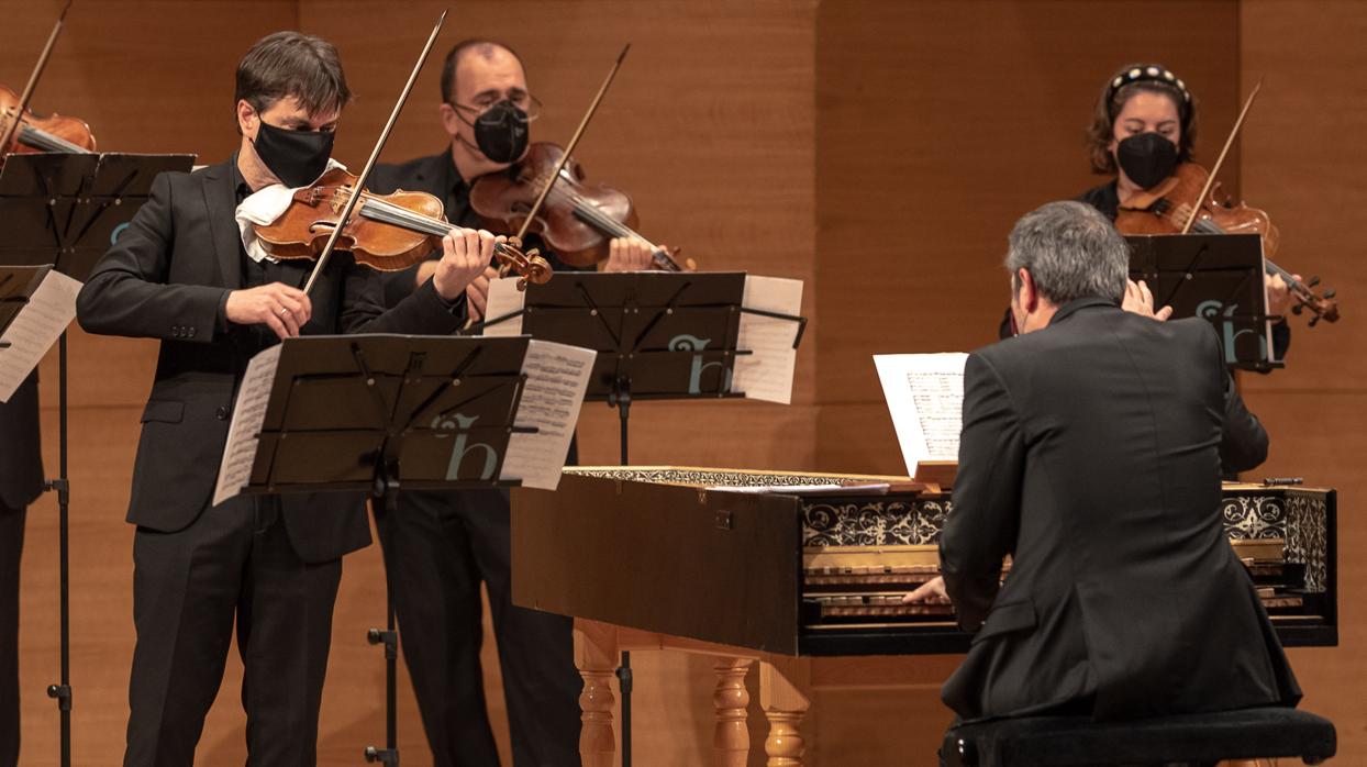 Un instante del concierto de la Orquesta Barroca de Sevilla, ayer en la Sala Turina