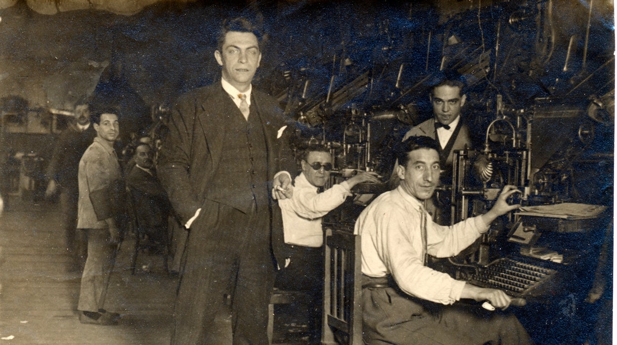 Manuel Chaves Nogales, junto a los linotipistas del Heraldo de Madrid
