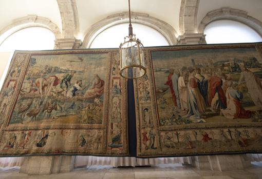 Los dos primeros tapices de «Los Hechos de los Apóstoles» cuelgan juntos en el ala norte de la Galería del Palacio Real