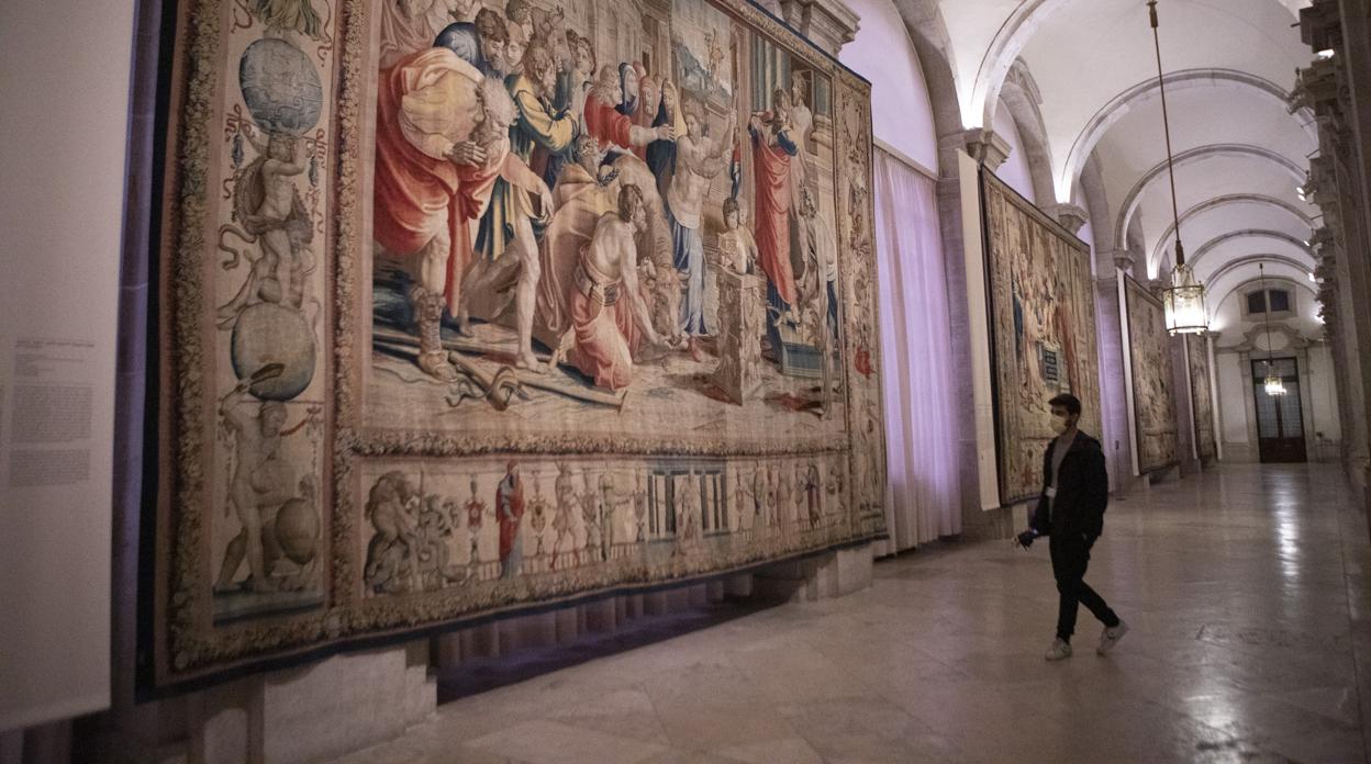 Tapices de Rafael cuelgan en la Galería del Palacio Real de Madrid