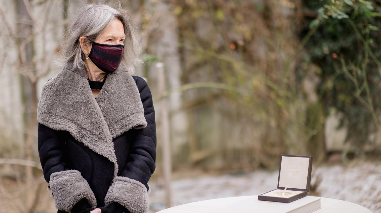 Louise Glück posa con la Medalla del Nobel de Literatura en el exterior de su casa en Cambridge (Massachusetts)