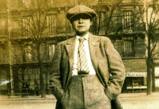 La escritora dominicana Hilma Contreras, vestida con un traje de su hermano, en París en 1933